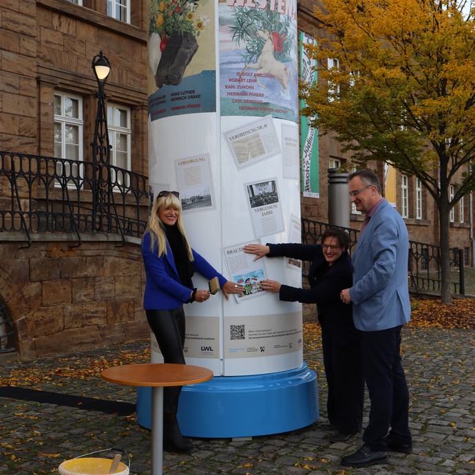 Das letzte Plakat klebt (vergrößerte Bildansicht wird geöffnet)