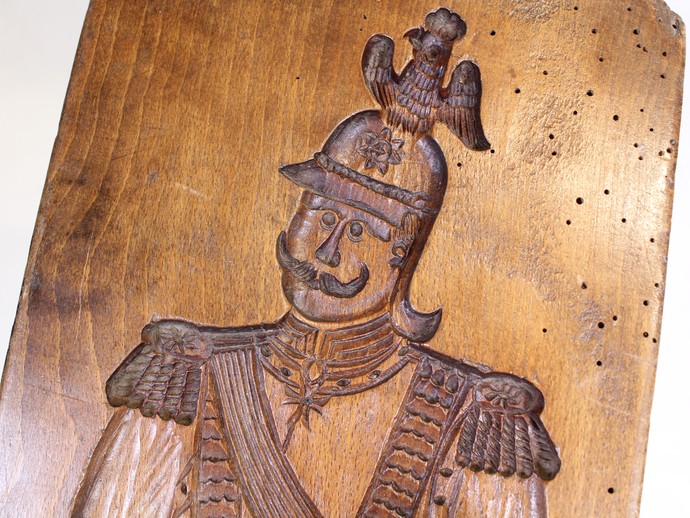 Detail der oberen Hälfte der Backform mit dem Bild von Kaiser Wilhelm II. (vergrößerte Bildansicht wird geöffnet)