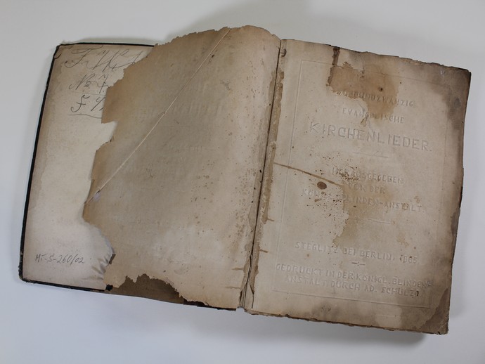 Kirchenliederbuch in Blindenschrift, Einband. (vergrößerte Bildansicht wird geöffnet)