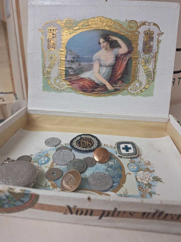 Kiste mit Münzen und Knöpfen LWL /Kramper