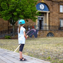 Kind mit Steckenpferd vor dem Preußenmuseum / LWL Foto: Kambartel