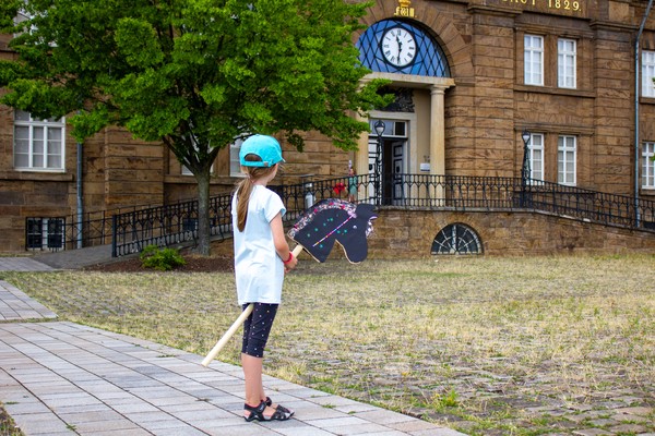 Steckenpferd und Kind vor dem Museum / LWL Kambartel