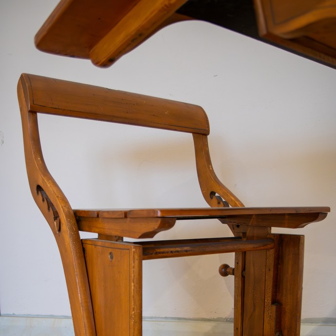 Schulbänke, Vorderansicht / LWL-Kambartel (vergrößerte Bildansicht wird geöffnet)