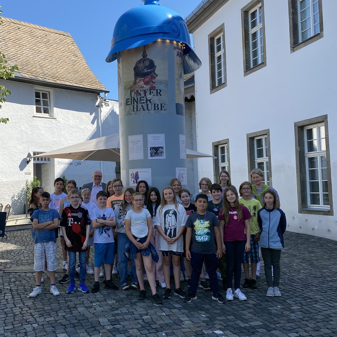 Die Litfaßsäule vor dem Sauerland-Museum in Arnsberg (vergrößerte Bildansicht wird geöffnet)