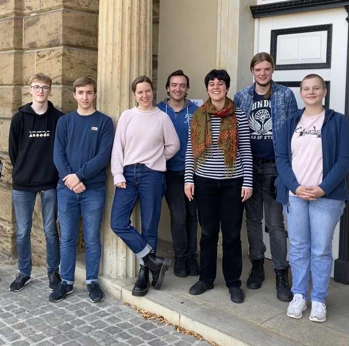 Die Workshopteilnehmenden und das Projektteam von "Pen and Prussia" vor dem Eingang des LWL-Preußenmuseums.
